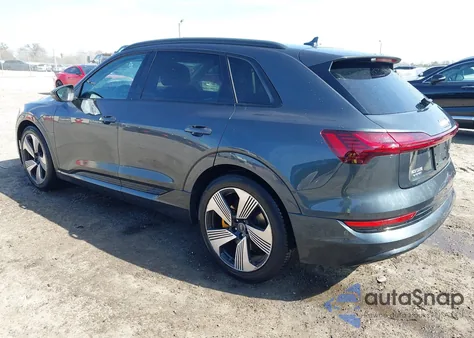 2022 Audi E-Tron Premium Plus Quattro z USA, uszkodzony, nr VIN WA1LAAGE3NB032335